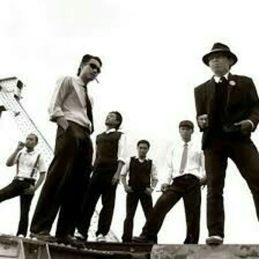 Enam personel awal The Mobster berdiri di atas atap