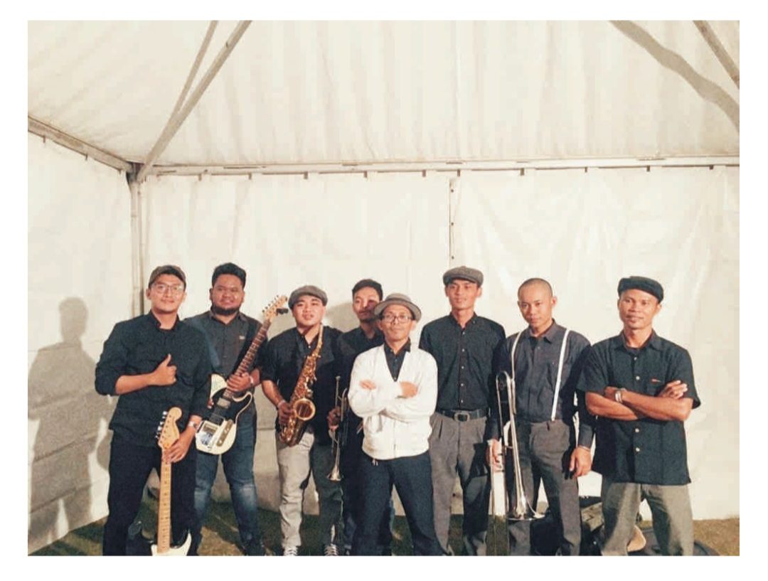 Delapan personel The Mobster lengkap dengan gitar, saksofon, dan trombone